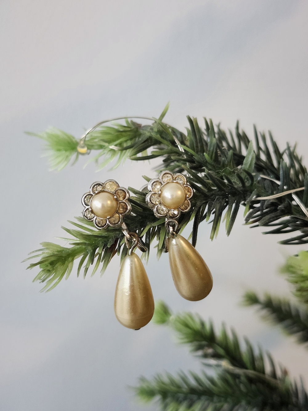 CORO vintage 1940s - 80s Yellow Gold Tone Faux Pearl Drop Flower Earrings